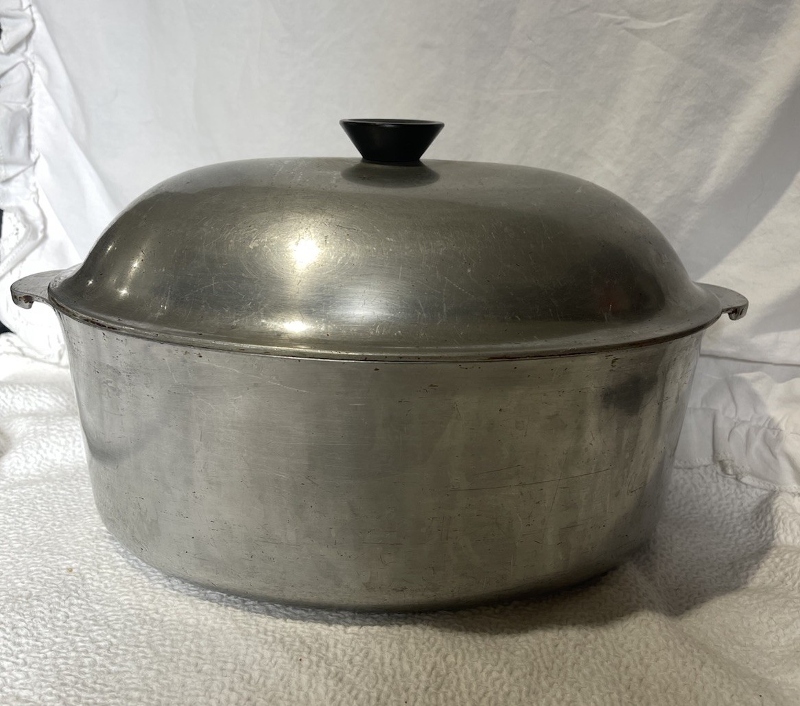 Household Institute aluminum baking roasting covered pot vintage 13 Inch