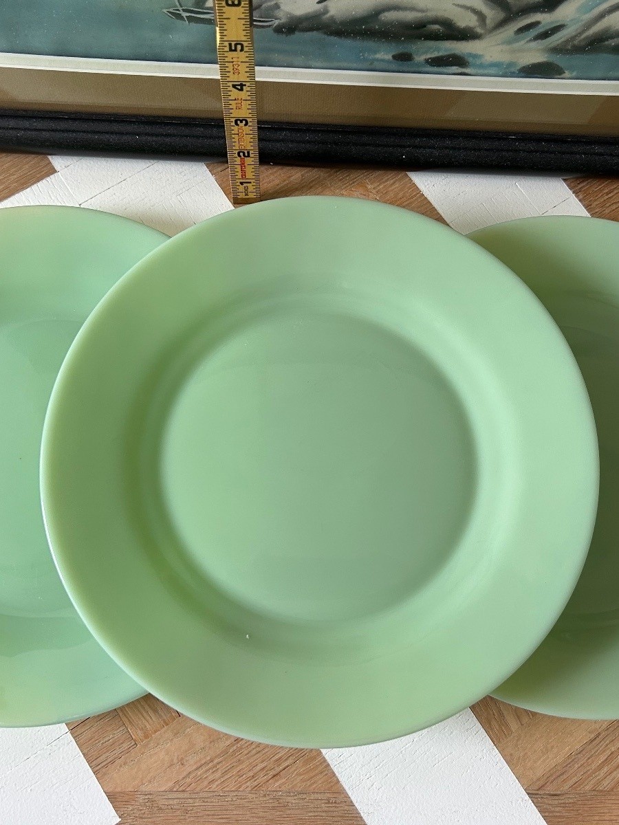 Set of 3 Vintage Style Green Ceramic Dinner Plates Set of 3 Vintage Style Green Ceramic Dinner Plates