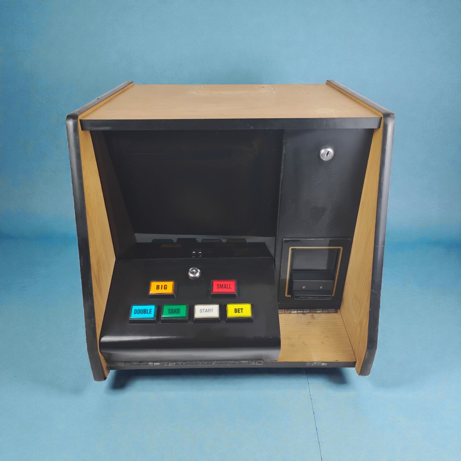 Table Top Poker Masters CRT Video Game Machine ICT A6 Bill Acceptor Powers On Table Top Poker Masters CRT Video Game Machine ICT A6 Bill Acceptor Powers On