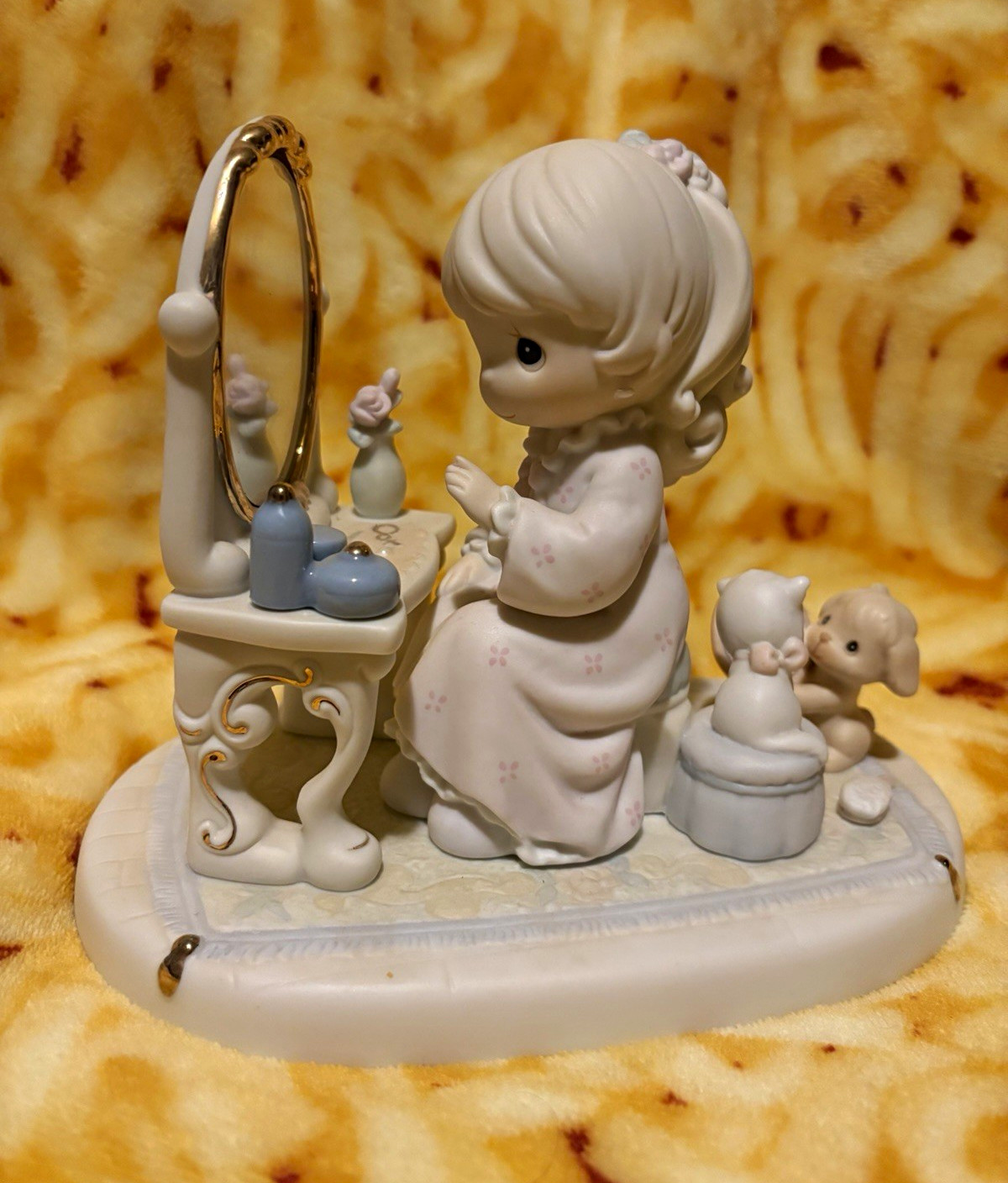 Precious Moments Girl at Vanity Mirror 1996 God’s Love Reflected in You 175277