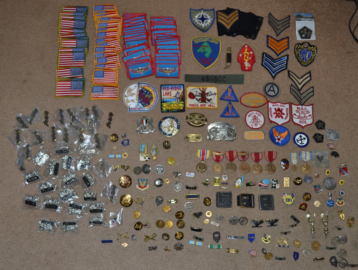 HUGE LOT OF HUNDREDS OF VINTAGE US FLAGS, MILITARY PINS, MEDALS & MORE