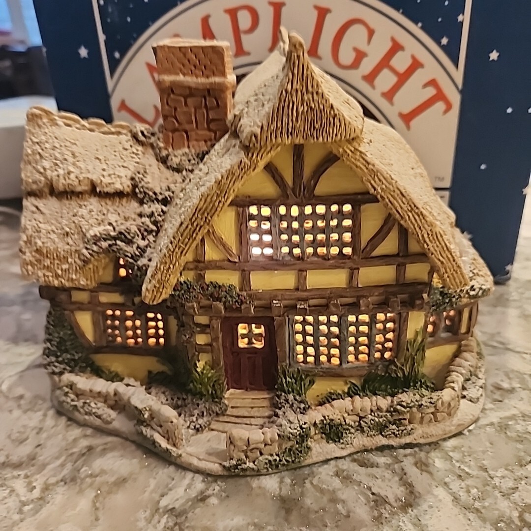 Lilliput Lane Lamplight Series “The Candlemaker” Cottage 751C With Box Lilliput Lane Lamplight Series “The Candlemaker” Cottage 751C With Box