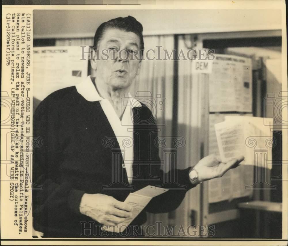 1976 Press Photo Ronald Reagan shows his ballot to newsmen in Pacific Palisades 1976 Press Photo Ronald Reagan shows his ballot to newsmen in Pacific Palisades