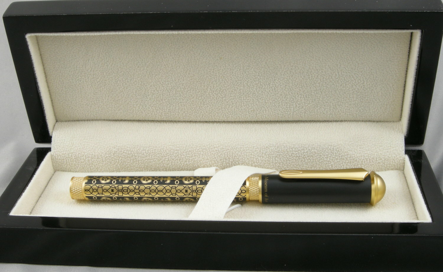Metropolitan Museum Of Art Elizabethan Armor Rollerball Pen - Mint New In Box Metropolitan Museum Of Art Elizabethan Armor Rollerball Pen - Mint New In Box