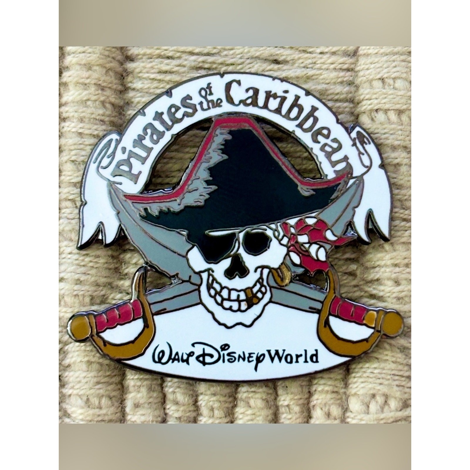 DISNEY 1999-2000 *Rare* Pirates of the Caribbean Skull & Crossed Swords Pin