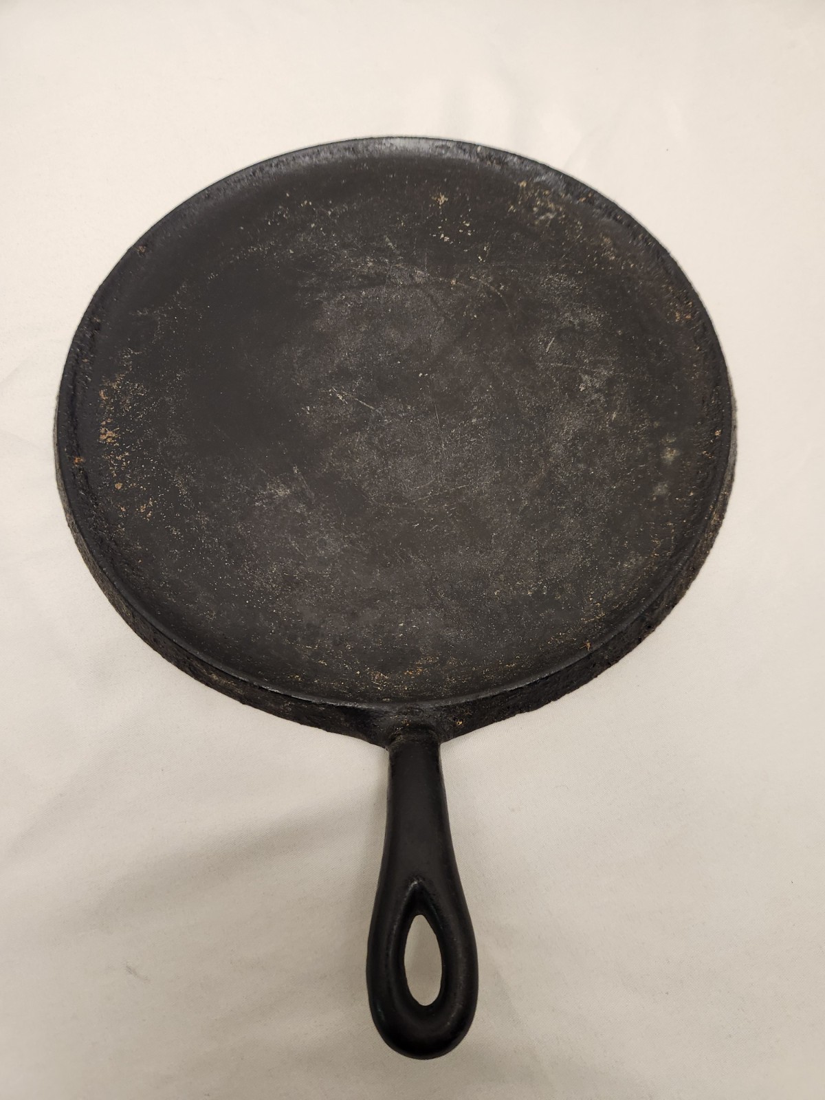 Griswold Puritan #10 1509 Cast Iron Griddle. Sits Flat. Needs Seasoning.