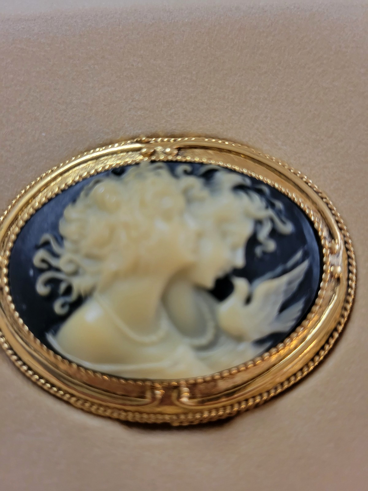 VINTAGE CAMEO CORDAY 2 LADIES & DOVE SOLID PERFUME COMPACT GOLD TONE VINTAGE CAMEO CORDAY 2 LADIES & DOVE SOLID PERFUME COMPACT GOLD TONE