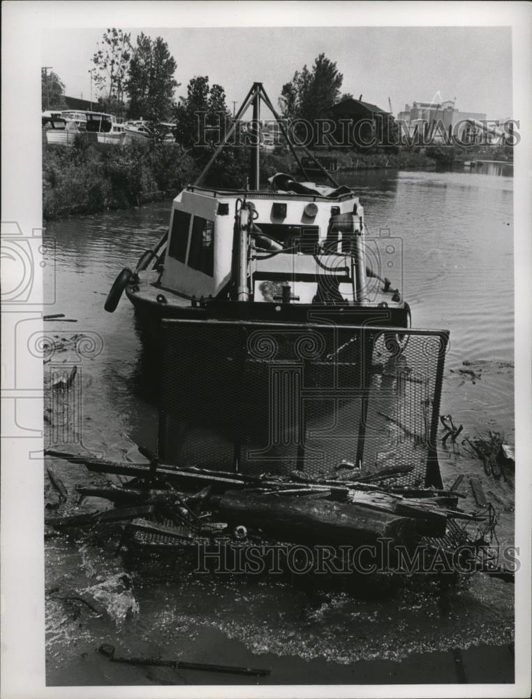 1968 Press Photo Scavenger Boat in Cuyahoga River - ney18067