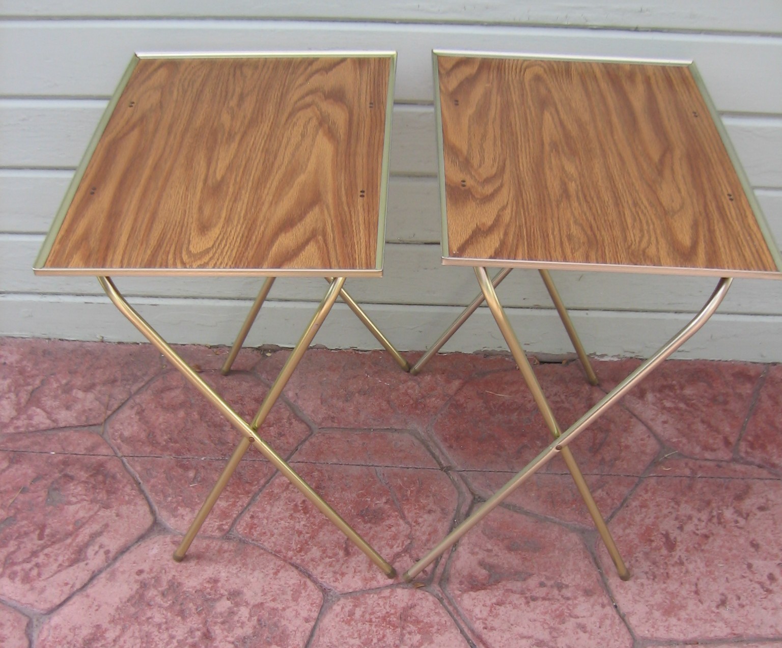VINTAGE MID CENTURY FOLDING TV TRAYS FAUX WOOD SET OF 2 w/GOLD TONE METAL STAND