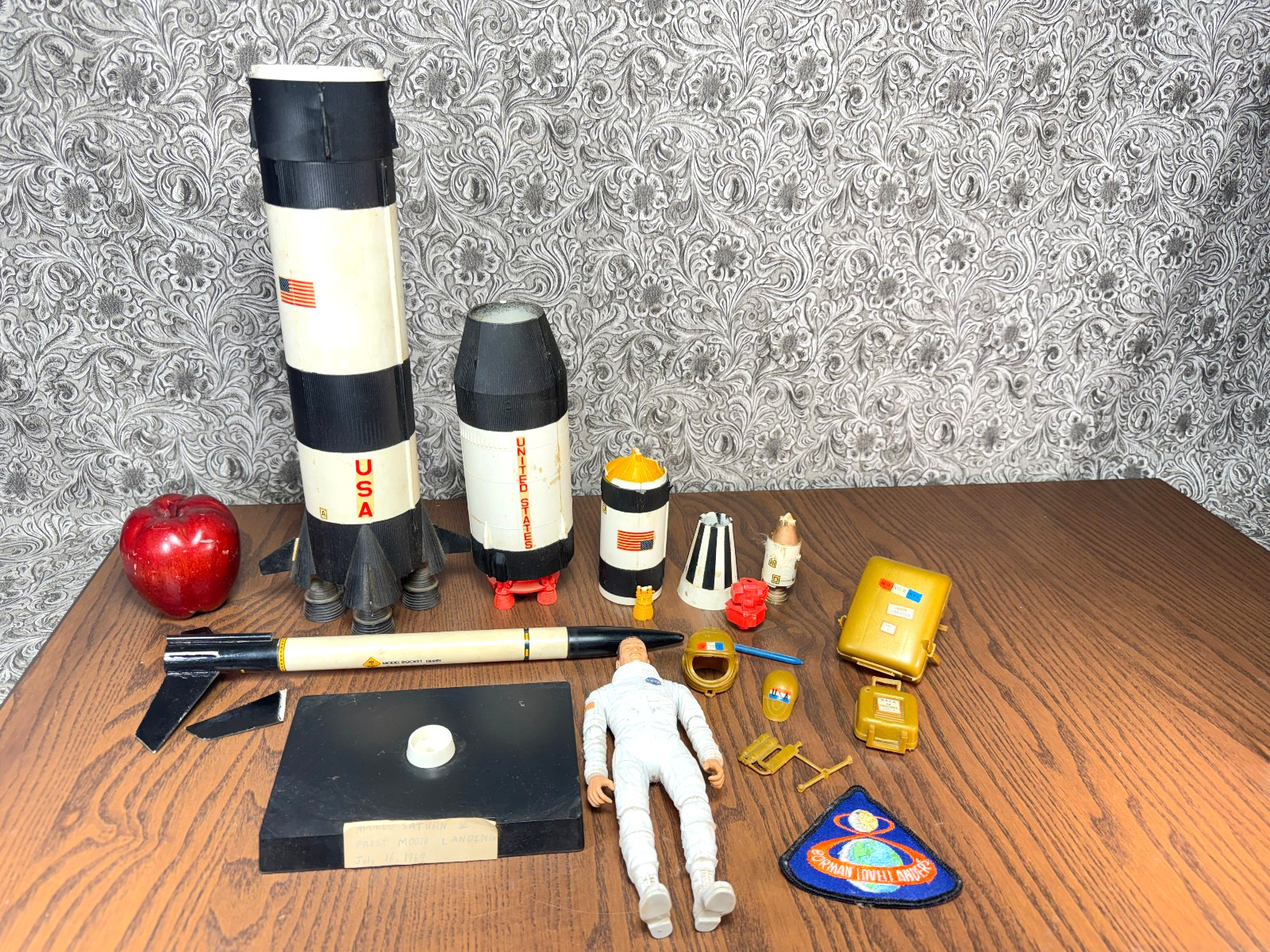 Vintage 1969 NASA Model Rocket Saturn Johnny Apollo Marx Toy Astronaut & Patch