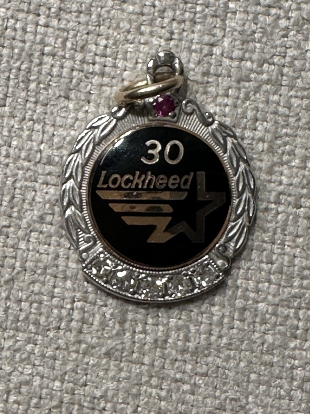 Vtg Lockheed 30 Year Award Ladies Pendant 10k Gold 5 Diamonds Ruby Wreath 3.73g Vtg Lockheed 30 Year Award Ladies Pendant 10k Gold 5 Diamonds Ruby Wreath 3.73g
