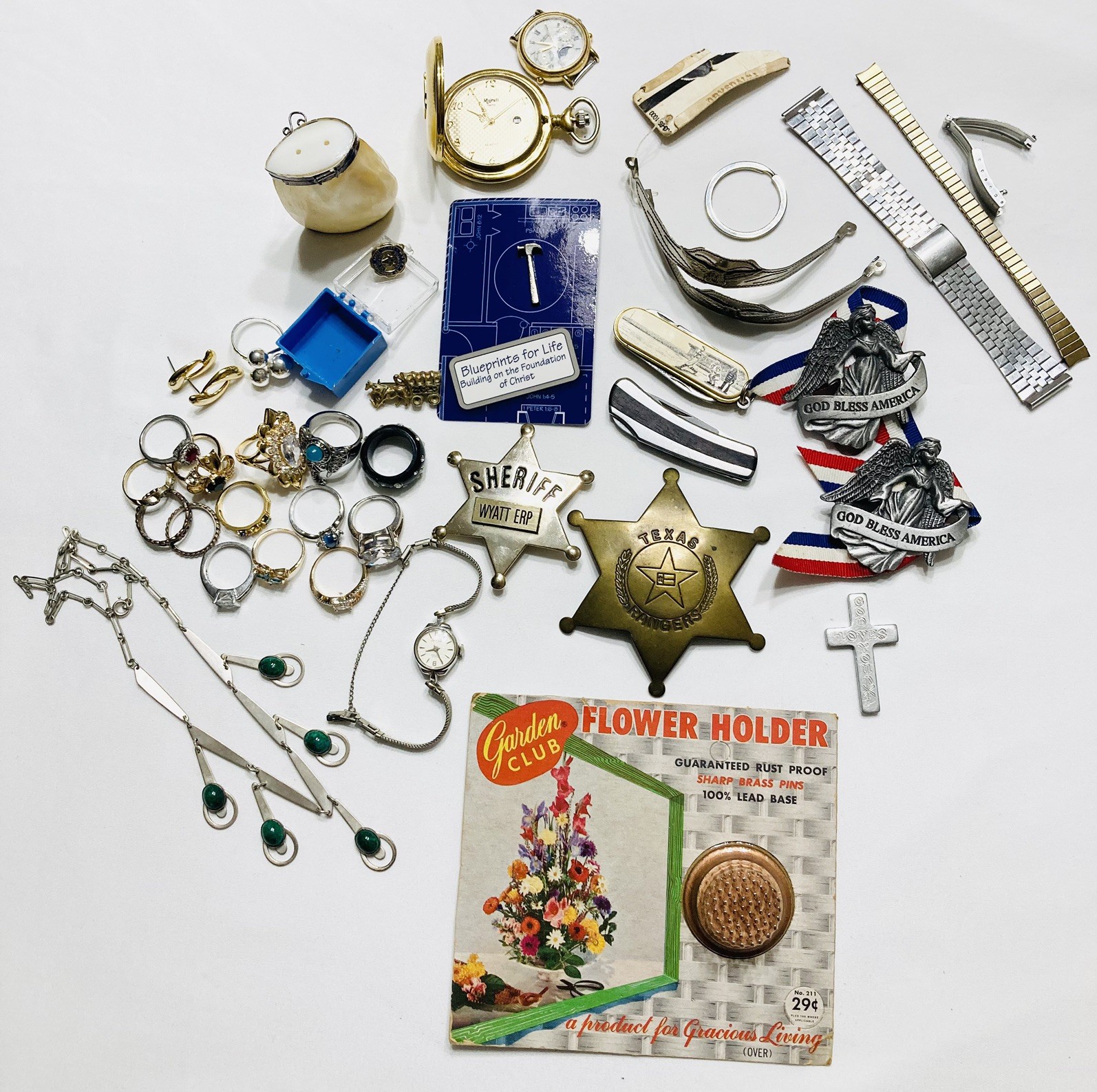 VINTAGE ESTATE JUNK DRAWER LOT~ KNIVES ~JEWELRY~ WATCHES ~ BADGES VINTAGE ESTATE JUNK DRAWER LOT~ KNIVES ~JEWELRY~ WATCHES ~ BADGES