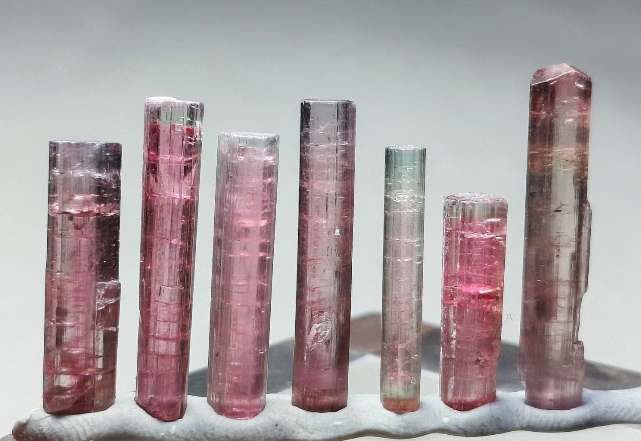 Pink colour terminated jewelery size tourmaline crystals - 30 Carats