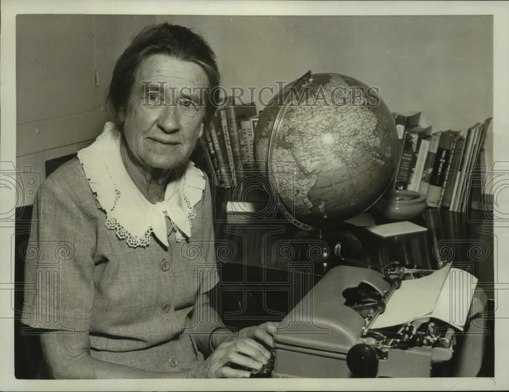 1950 Press Photo Travel Writer Lillian S. Loveland - nox34420