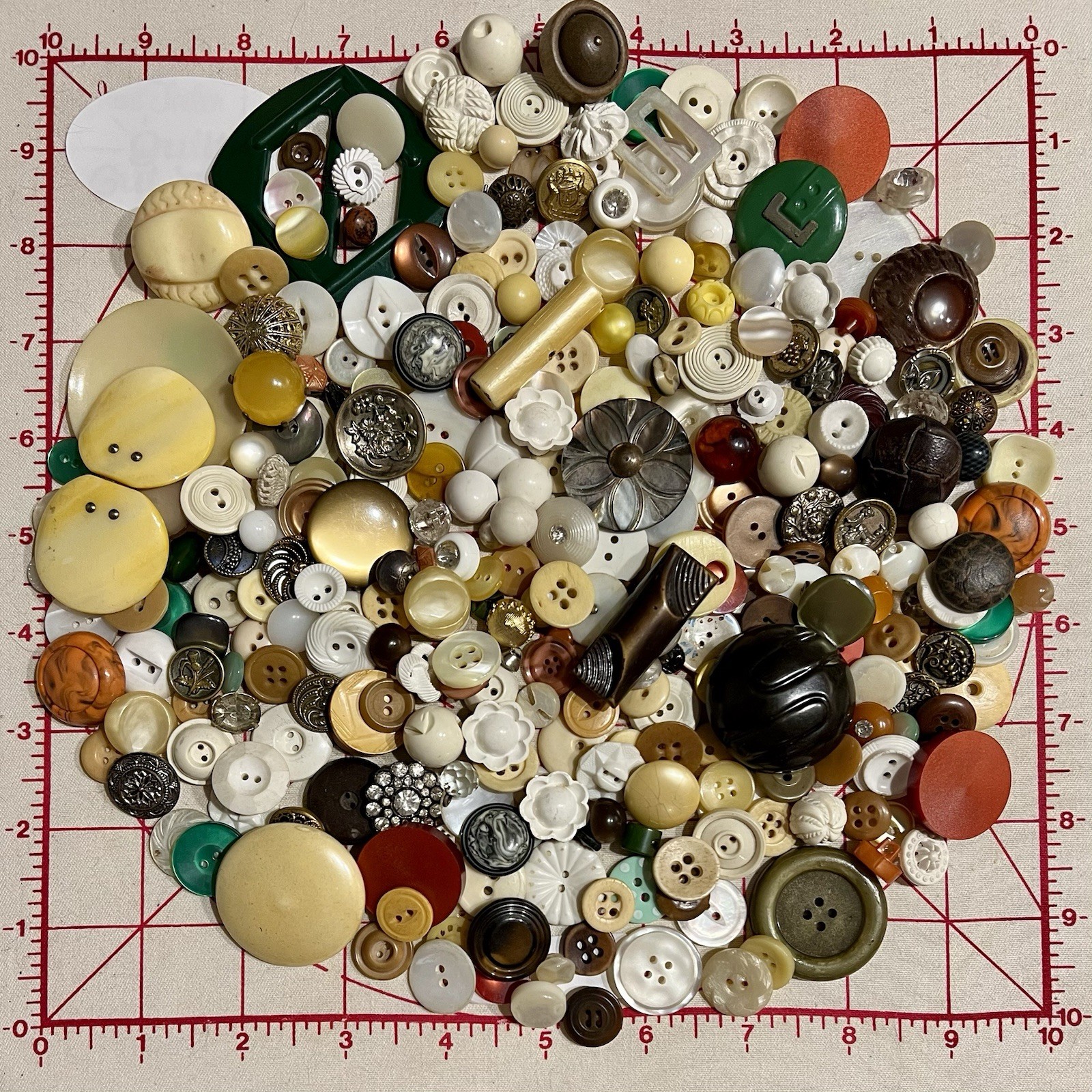 250 Buttons - mostly vintage from Estate Collection - lot 40 250 Buttons - mostly vintage from Estate Collection - lot 40