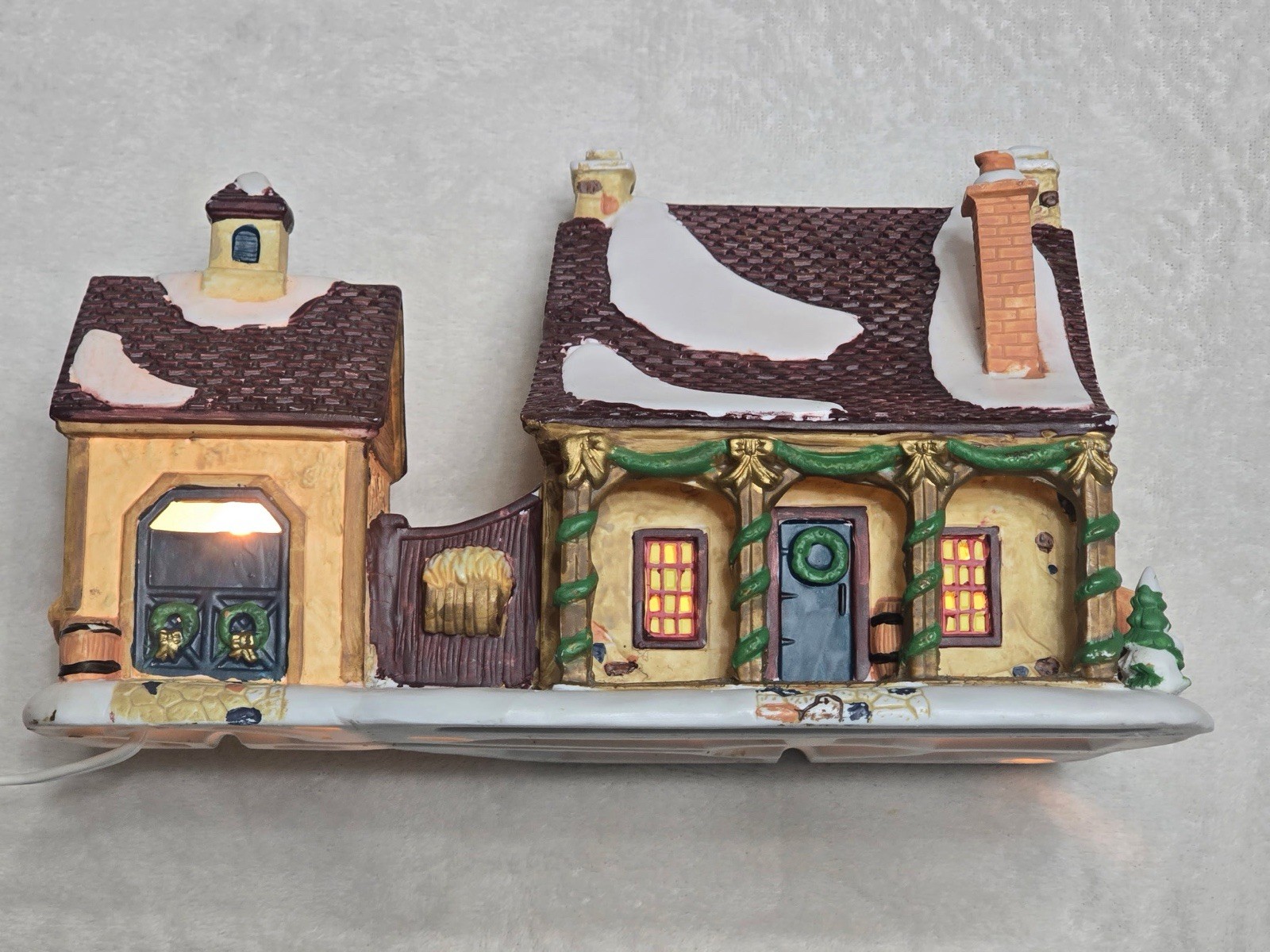 Vintage 1999 Santa's Workbench Barnstable Livery Lighted Christmas Village House