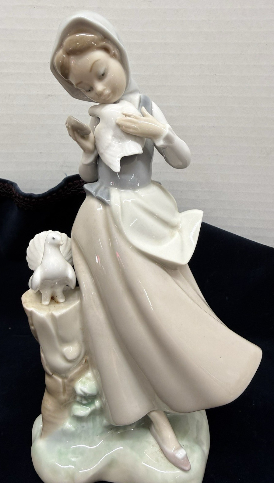 Retired Lladro #4915 Girl with Pigeons Figurine - No Box