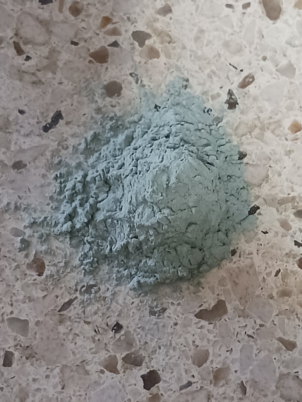 600 grams fine silicon carbide powder