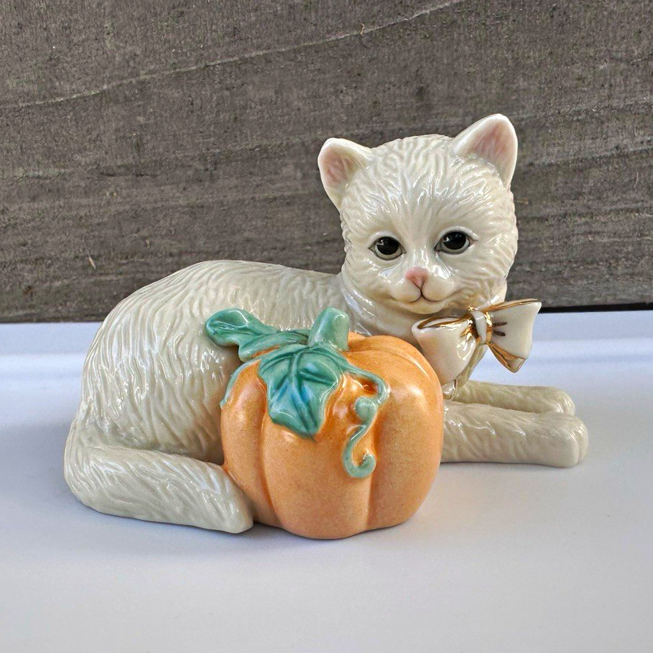Lenox “12 months of Kittens” 14k gold detail “October” kitten Lenox “12 months of Kittens” 14k gold detail “October” kitten