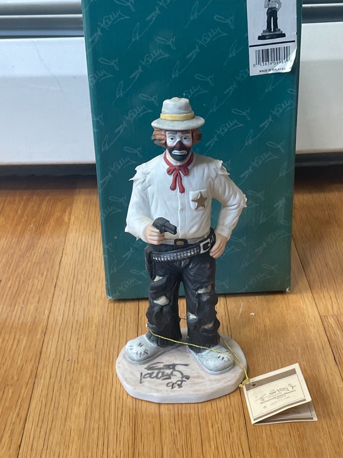 VINTAGE EMMETT KELLY THE VIGILANTE CLOWN STATUE SIGNED FIGURINE IN BOX 9989 GUN VINTAGE EMMETT KELLY THE VIGILANTE CLOWN STATUE SIGNED FIGURINE IN BOX 9989 GUN
