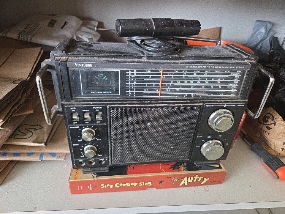 VINTAGE VENTURER 10 BAND RADIO MODEL #2959-2 AC - AM FM SW TV CB WB A2