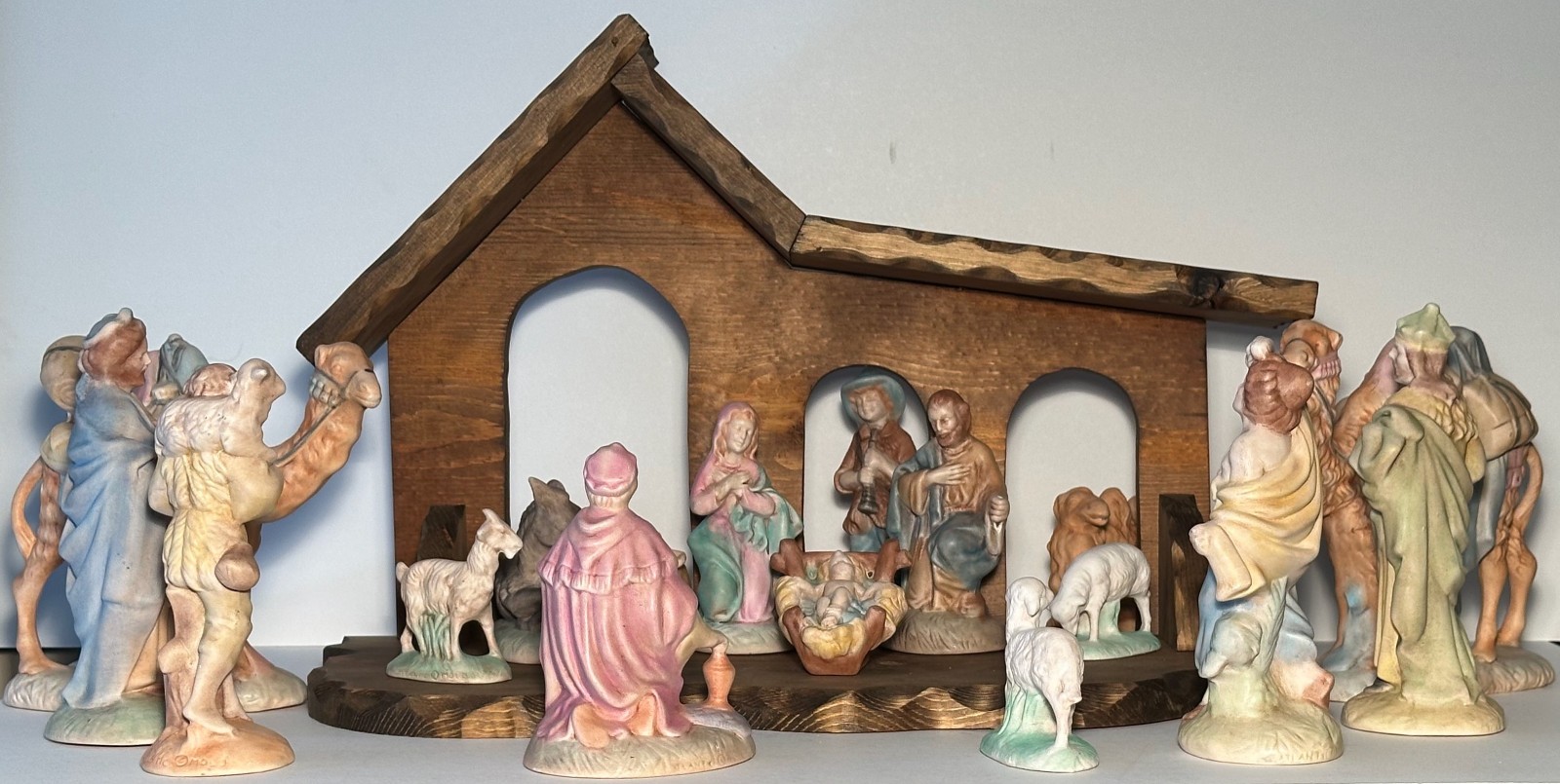 Vintage Ceramic Large 17 Pc Nativity Set & Stable. Pre-owned