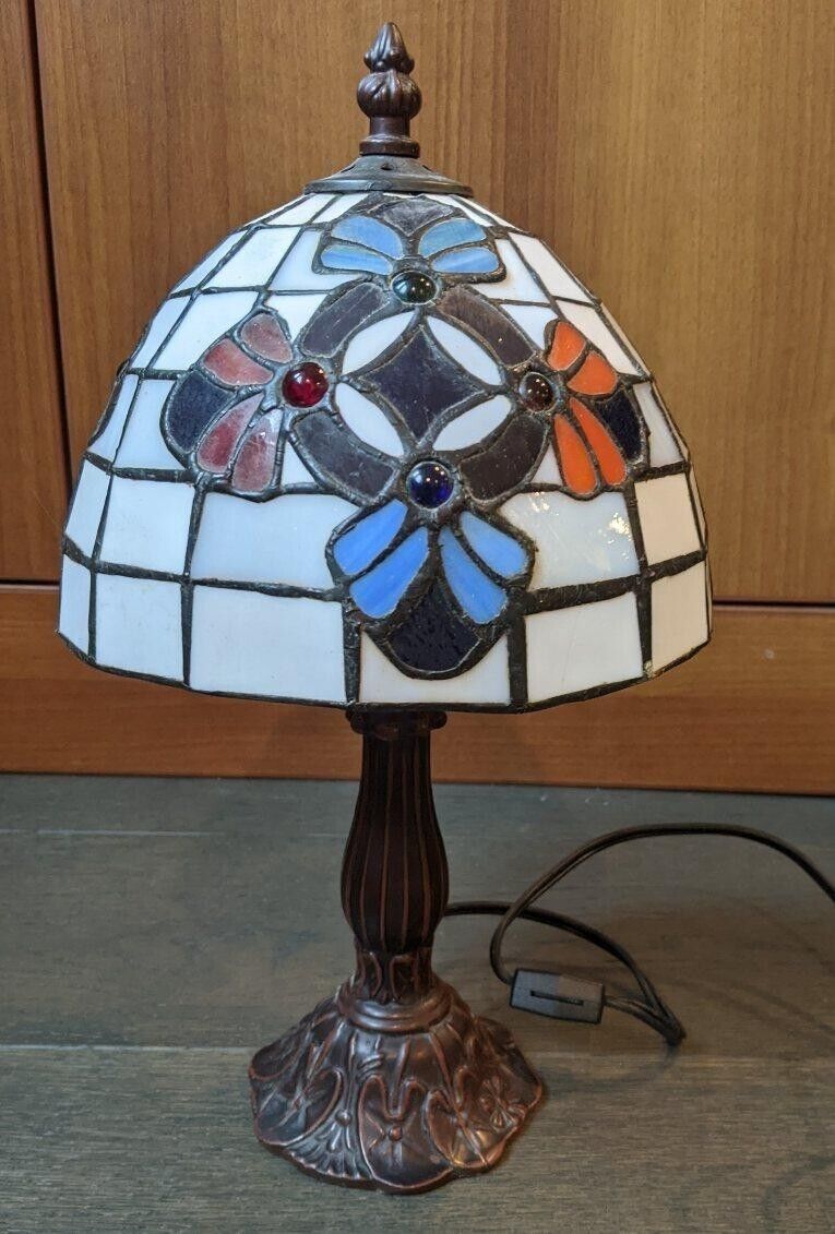 Stained glass accent lamp