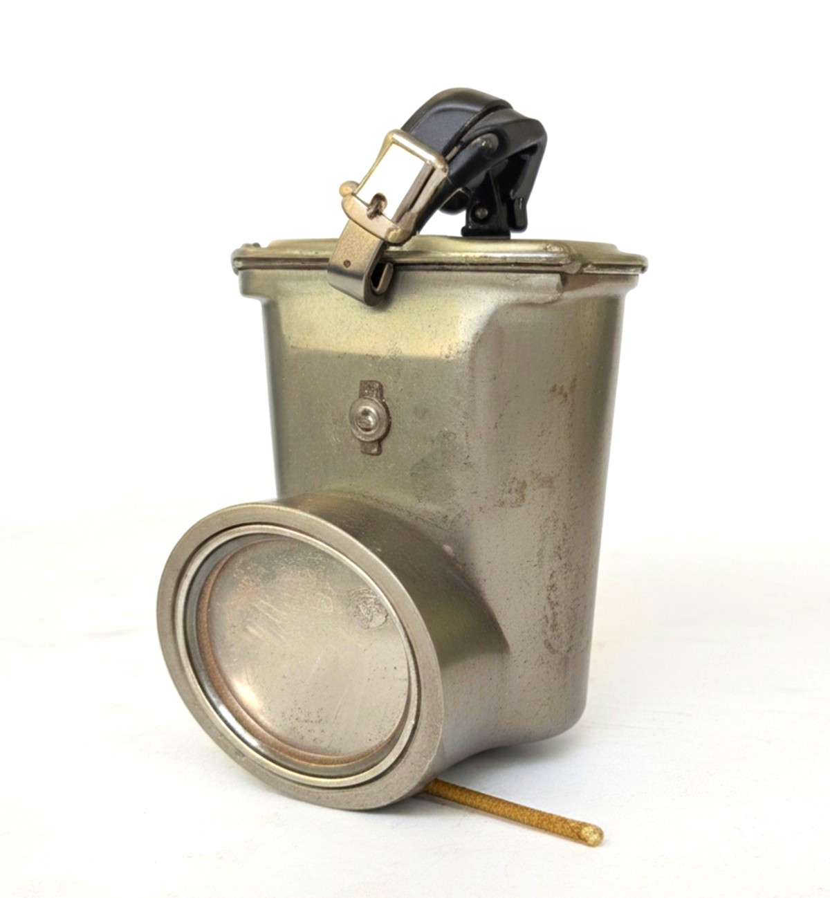 SEAGRAVE Vintage Metal Flashlight/Lantern w/ Leather carry strap. Working. SEAGRAVE Vintage Metal Flashlight/Lantern w/ Leather carry strap. Working.