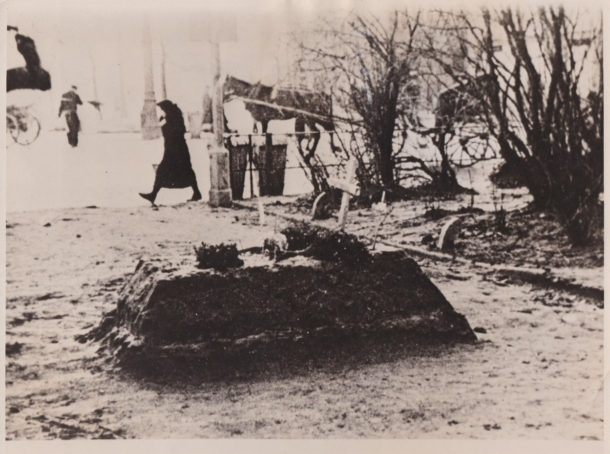 1940 Press Photo WWII Grave in Warsaw, Poland after Gemany Invades