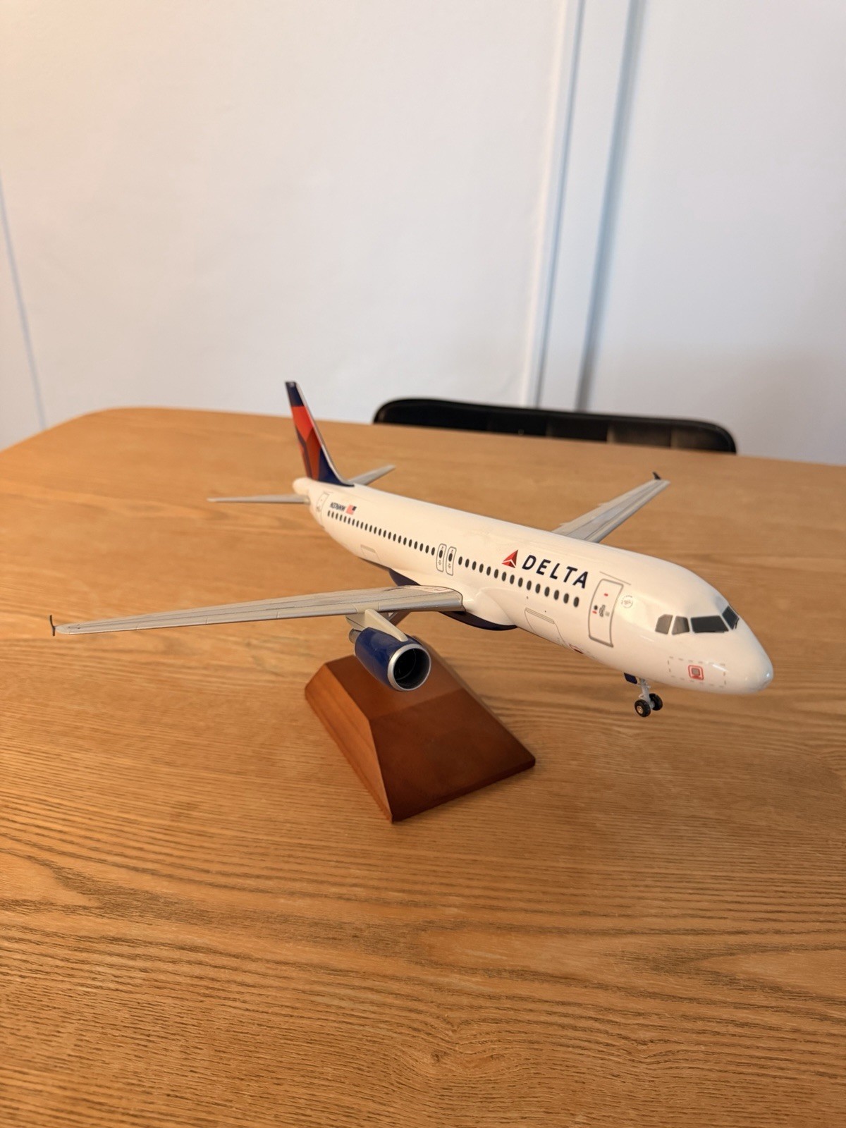 Skymarks SKR8304 Delta Airlines Airbus A320 N376NW Desk 1/100 Jet Model Airplane