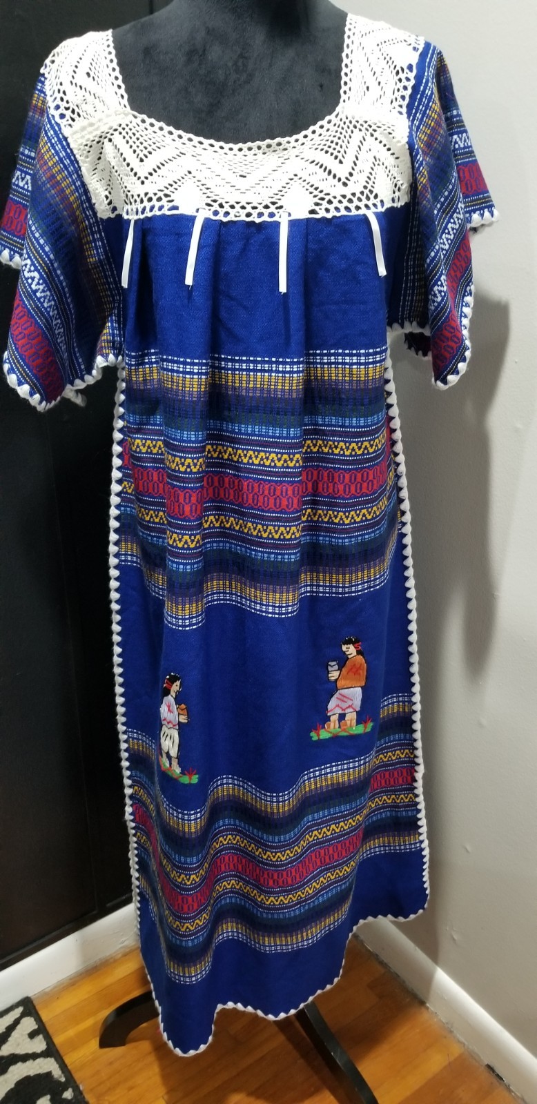 Vintage 1970s Mexican Vtg 70s Ecuadorian Roya Embroidered Peasant Dress Vintage 1970s Mexican Vtg 70s Ecuadorian Roya Embroidered Peasant Dress