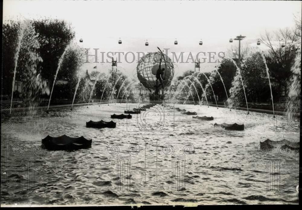 1965 Press Photo Unisphere and the pool at sunset at the New York World's Fair