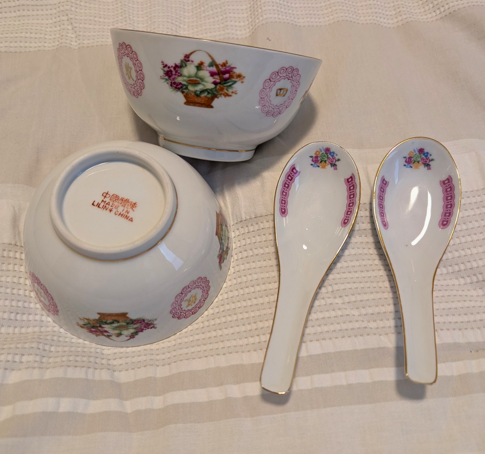 Vintage Liling China Porcelain 2 Rice Bowls & 2 Soup Spoons Floral Basket Vintage Liling China Porcelain 2 Rice Bowls & 2 Soup Spoons Floral Basket