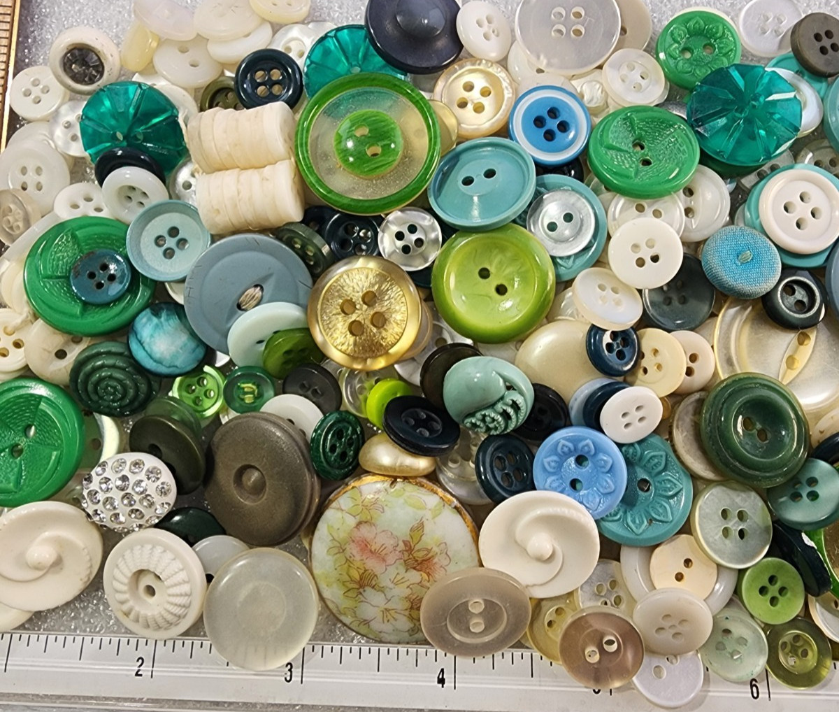 250 Buttons - Mostly Vintage from Estate Collection - #13 250 Buttons - Mostly Vintage from Estate Collection - #13
