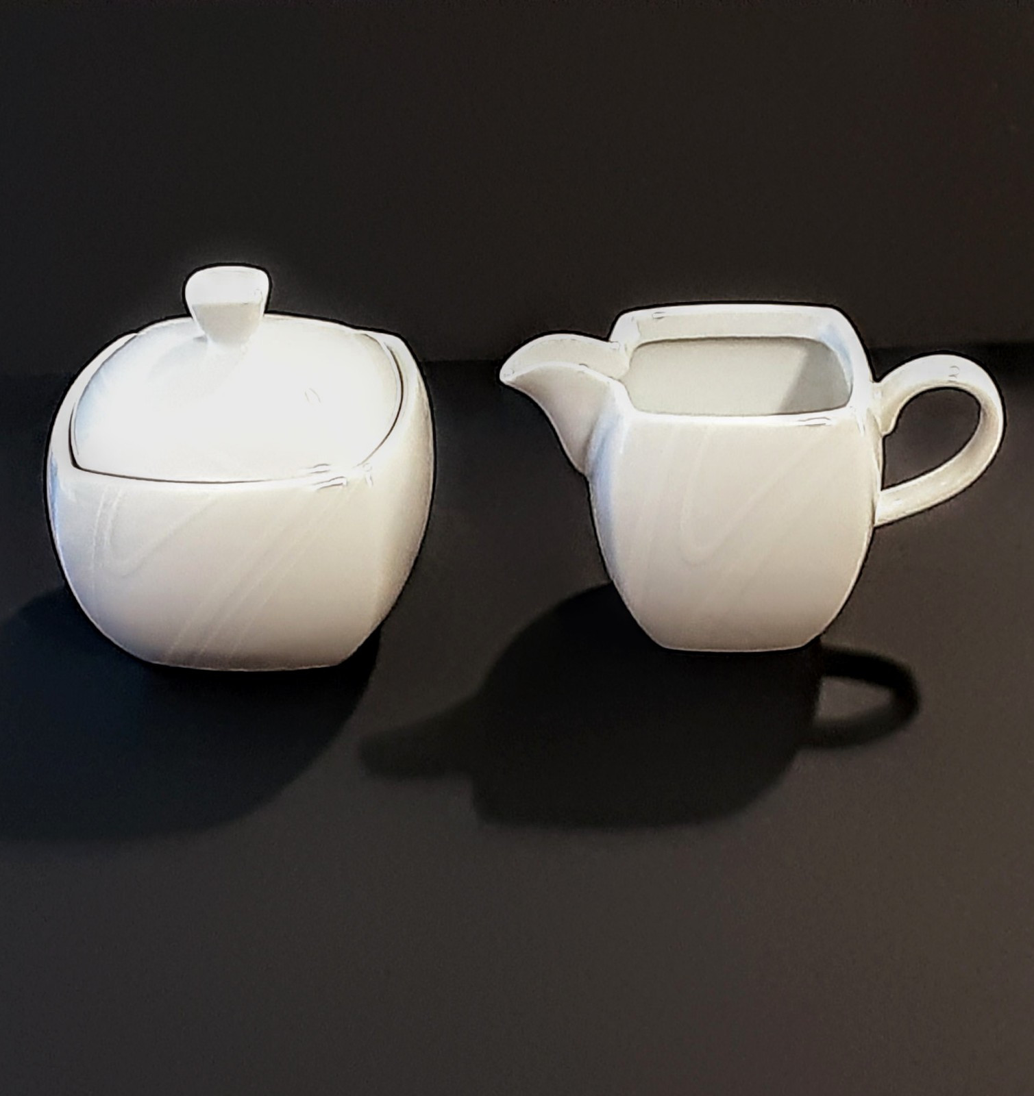 Mikasa Fine China RAIN Y0818 White Square Creamer & Sugar Bowl W Lid Set