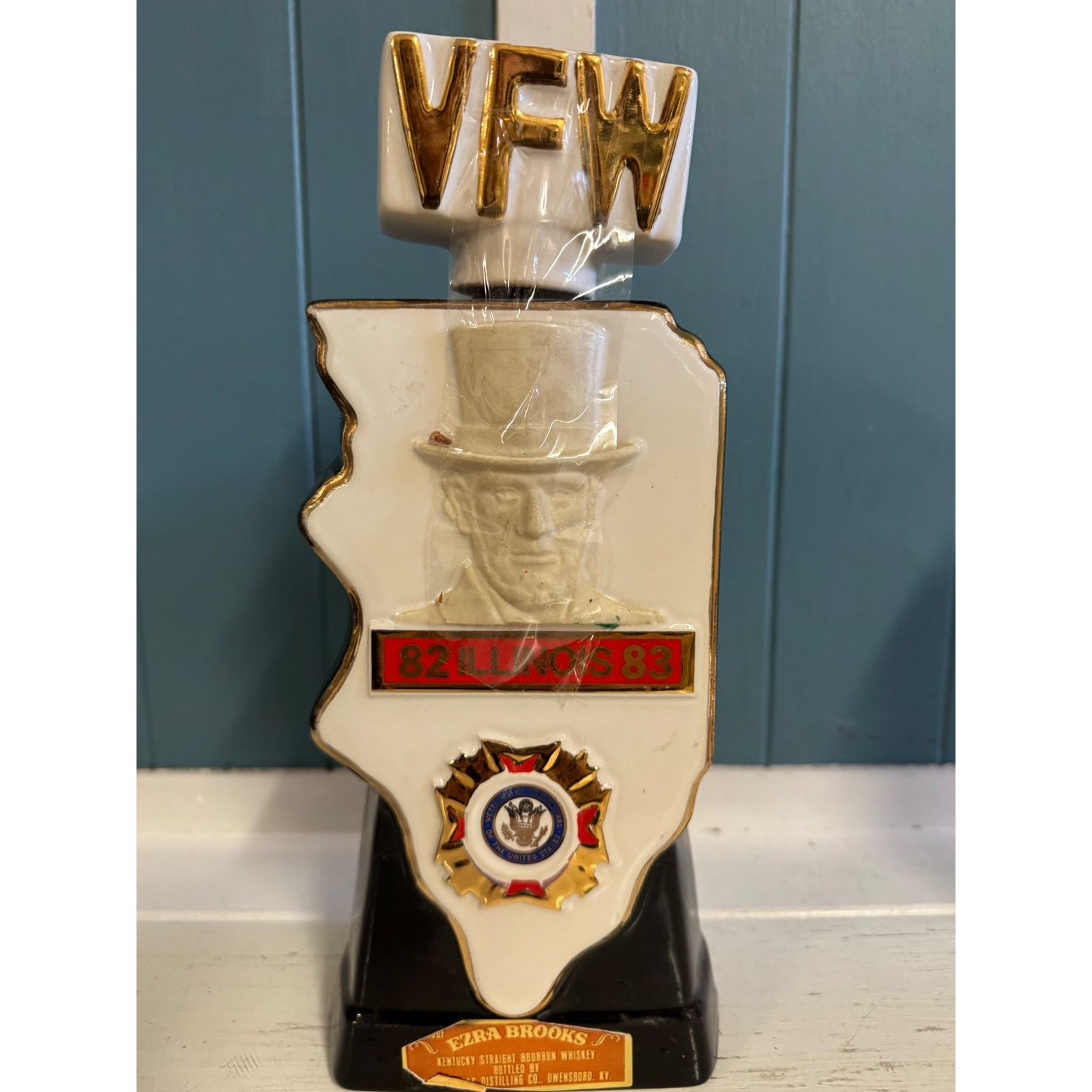 Ezra Brooks VFW Illinois 1982 Abraham Lincoln Heritage China Whiskey Decanter Ezra Brooks VFW Illinois 1982 Abraham Lincoln Heritage China Whiskey Decanter