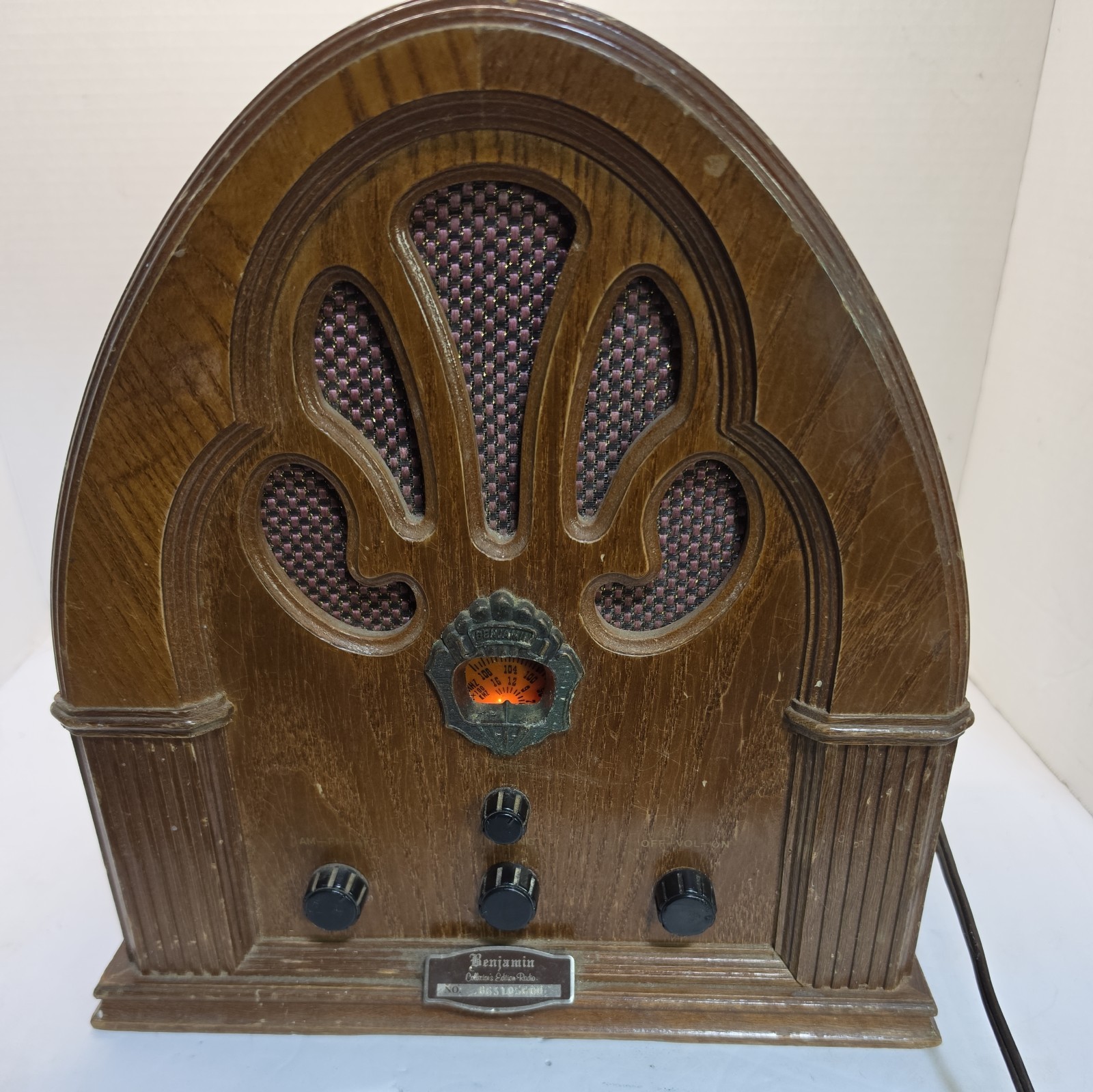 Vintage Benjamin Collectors Edition  1930-1936 AM/FM Radio R-90 Cathedral Style 