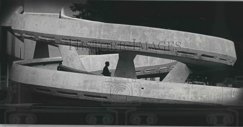 1986 Press Photo Spiral walkway, Milwaukee\'s MacArthur Square parking garage. 1986 Press Photo Spiral walkway, Milwaukee\'s MacArthur Square parking garage.
