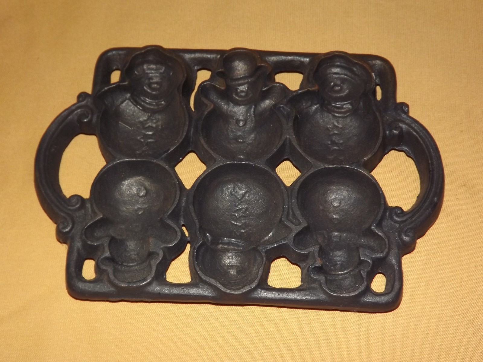 VINTAGE KITCHEN  CAST IRON CORN MUFFIN COOKIE SNOWMAN MOLD