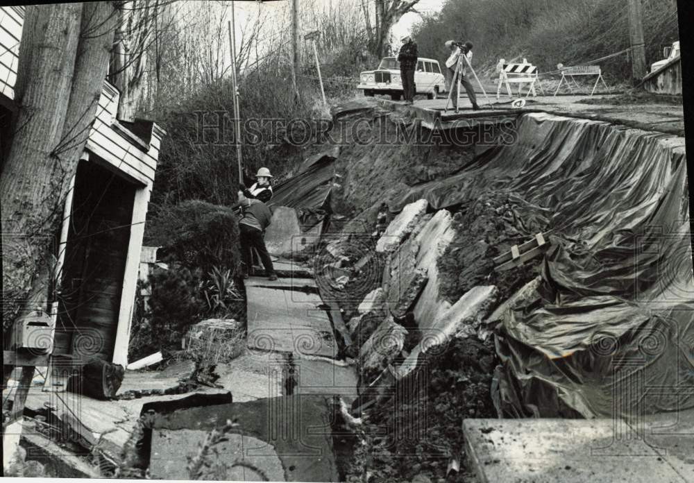 1973 Press Photo Seattle surveyors check erosion of Bonair Drive Southwest