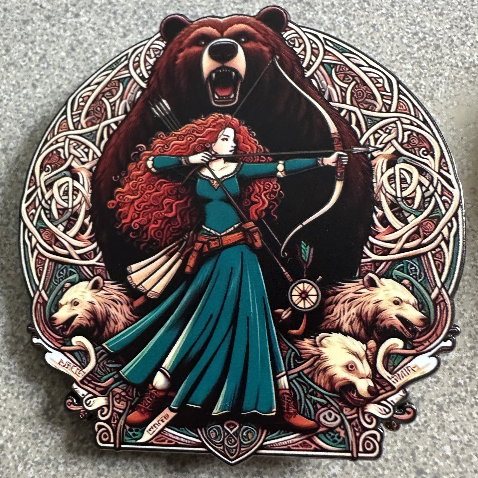 PIN MERIDA SHOOTING BOW & ARROW QUEEN ELINOR BEAR MOM 3\