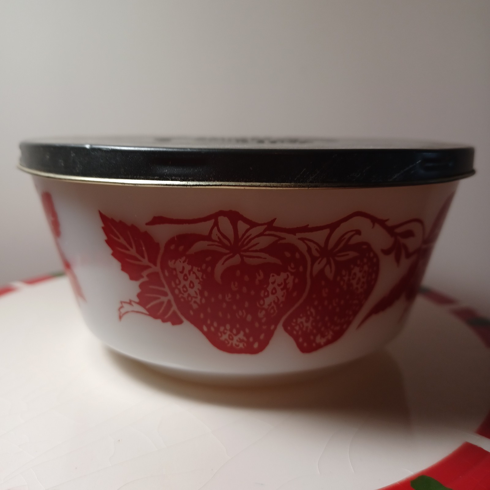 Antique Shamokin Sanitary Co. Milk Glass Cottage Cheese container with metal lid