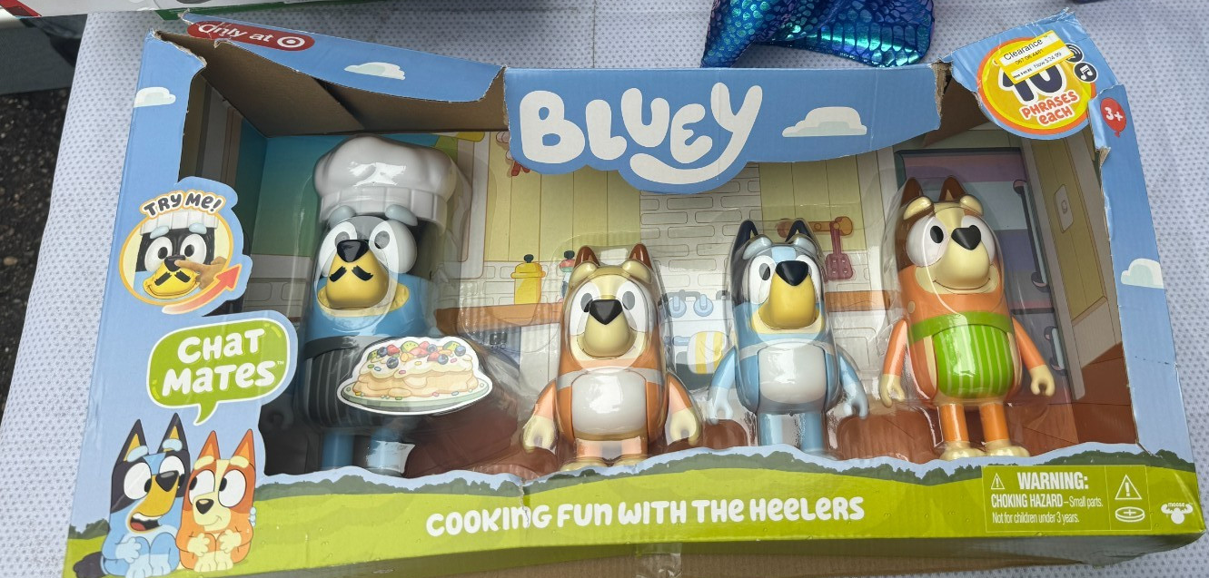 Bluey Let's Play Chef Chat Mates Figure Dinner Time Heeler: Interactive Toy 