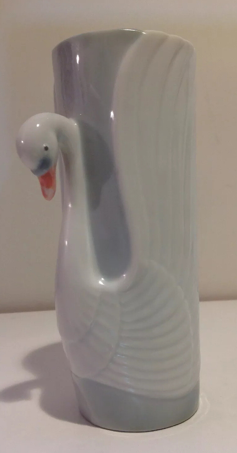 Vintage Norcrest 3D White Swan Vase made in Japan porcelain 6\