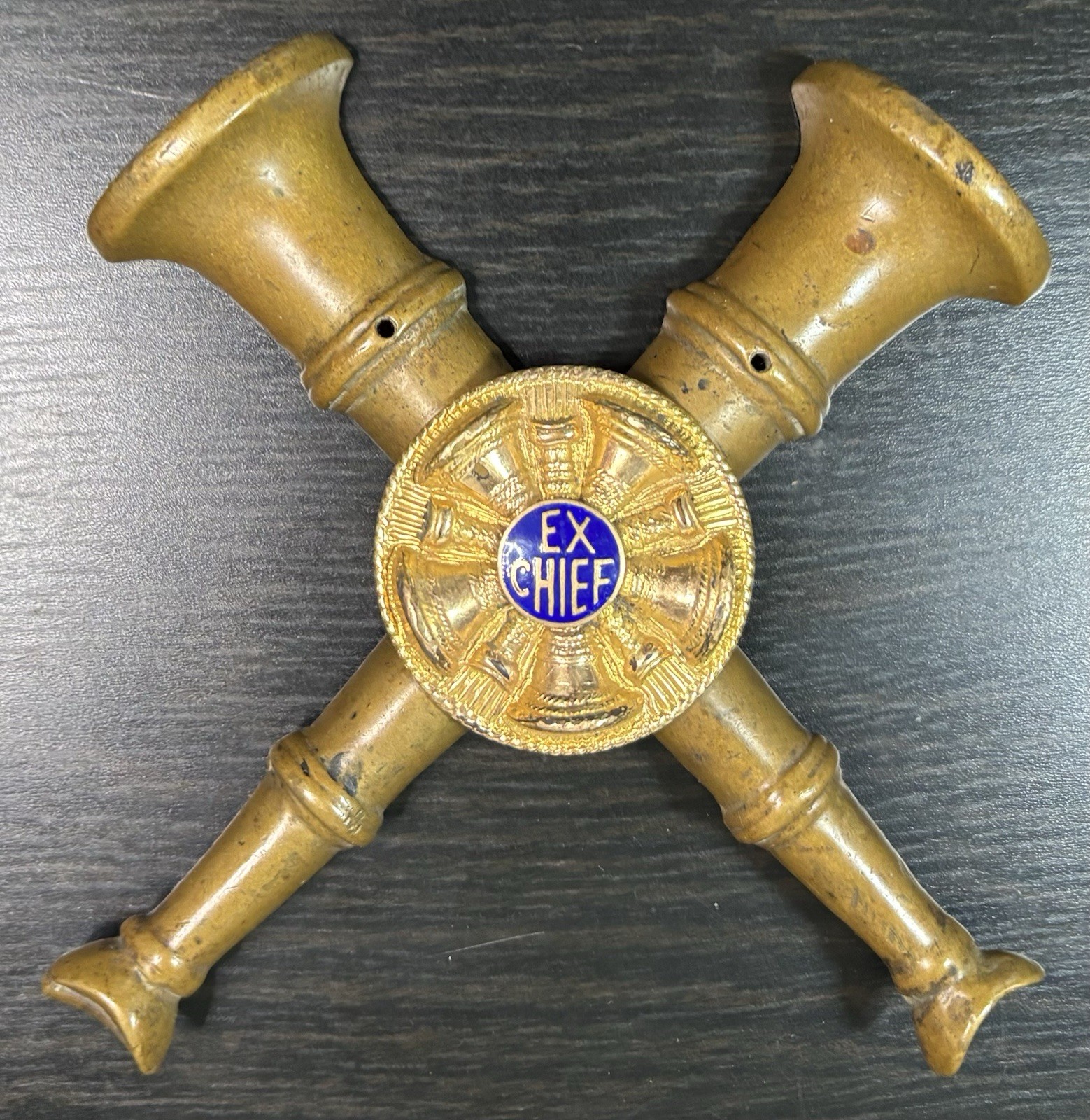 VINTAGE FIRE CHIEF MEDALLION & BRASS BUGLES MOUNT VINTAGE FIRE CHIEF MEDALLION & BRASS BUGLES MOUNT