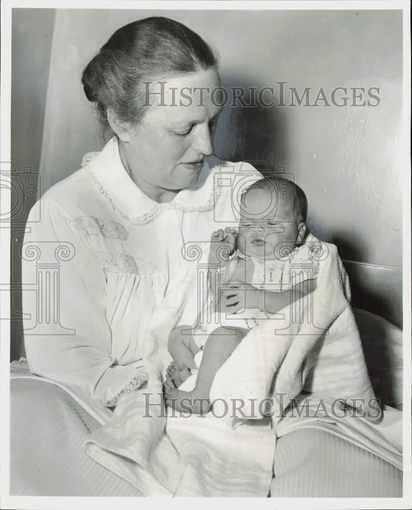 1960 Press Photo Mrs. John F. Dore with 12th child Martha at Swedish Hospital