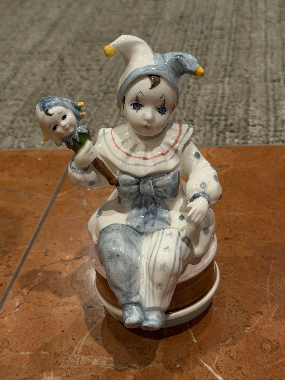 SCHMID 1983 BE A CLOWN 377 JESTER PANTOMIME PORCELAIN Music Box Works EUC