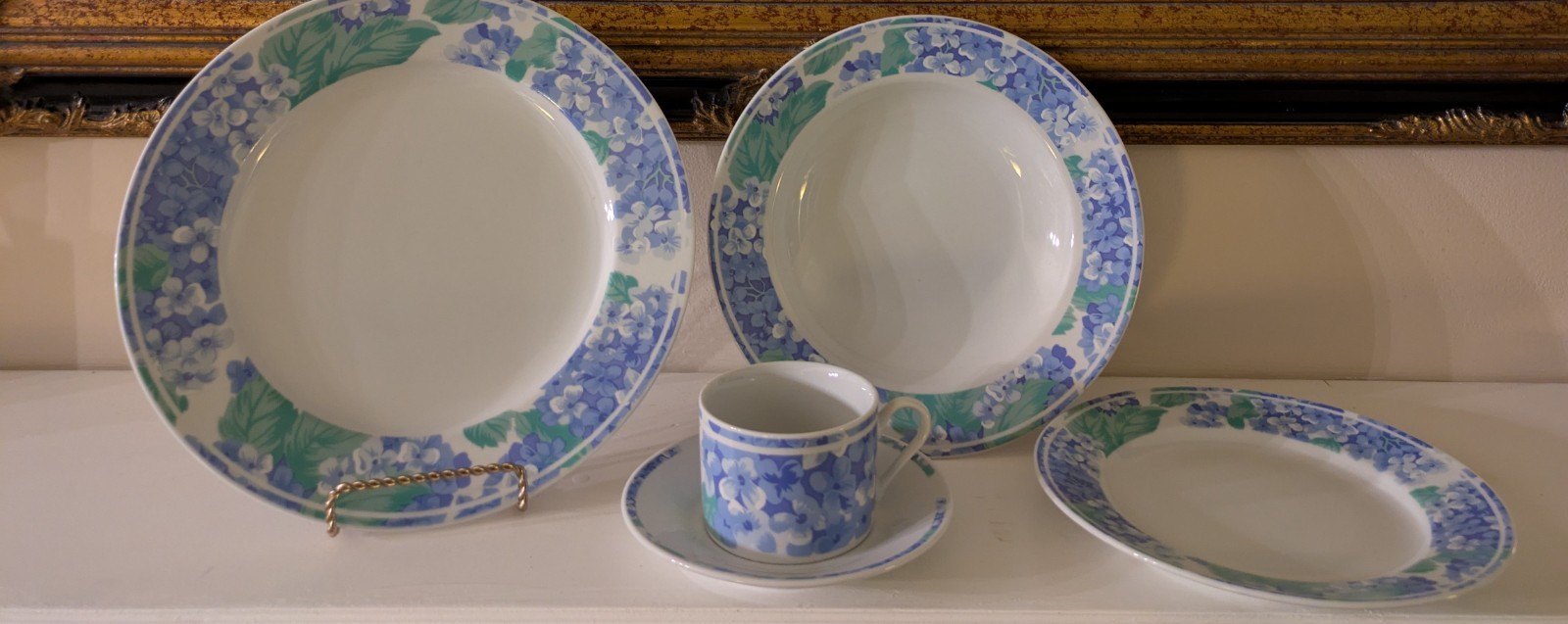 Vintage Tienshan Hydrangea Pattern Fine China (8 Five Piece Place Settings) Vintage Tienshan Hydrangea Pattern Fine China (8 Five Piece Place Settings)
