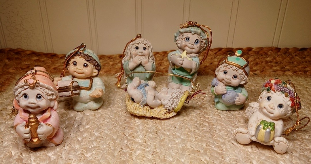 2001 Nativity Dreamsicles Mini Nativity Ornaments 7 Piece Set by Giftco Inc. 2001 Nativity Dreamsicles Mini Nativity Ornaments 7 Piece Set by Giftco Inc.