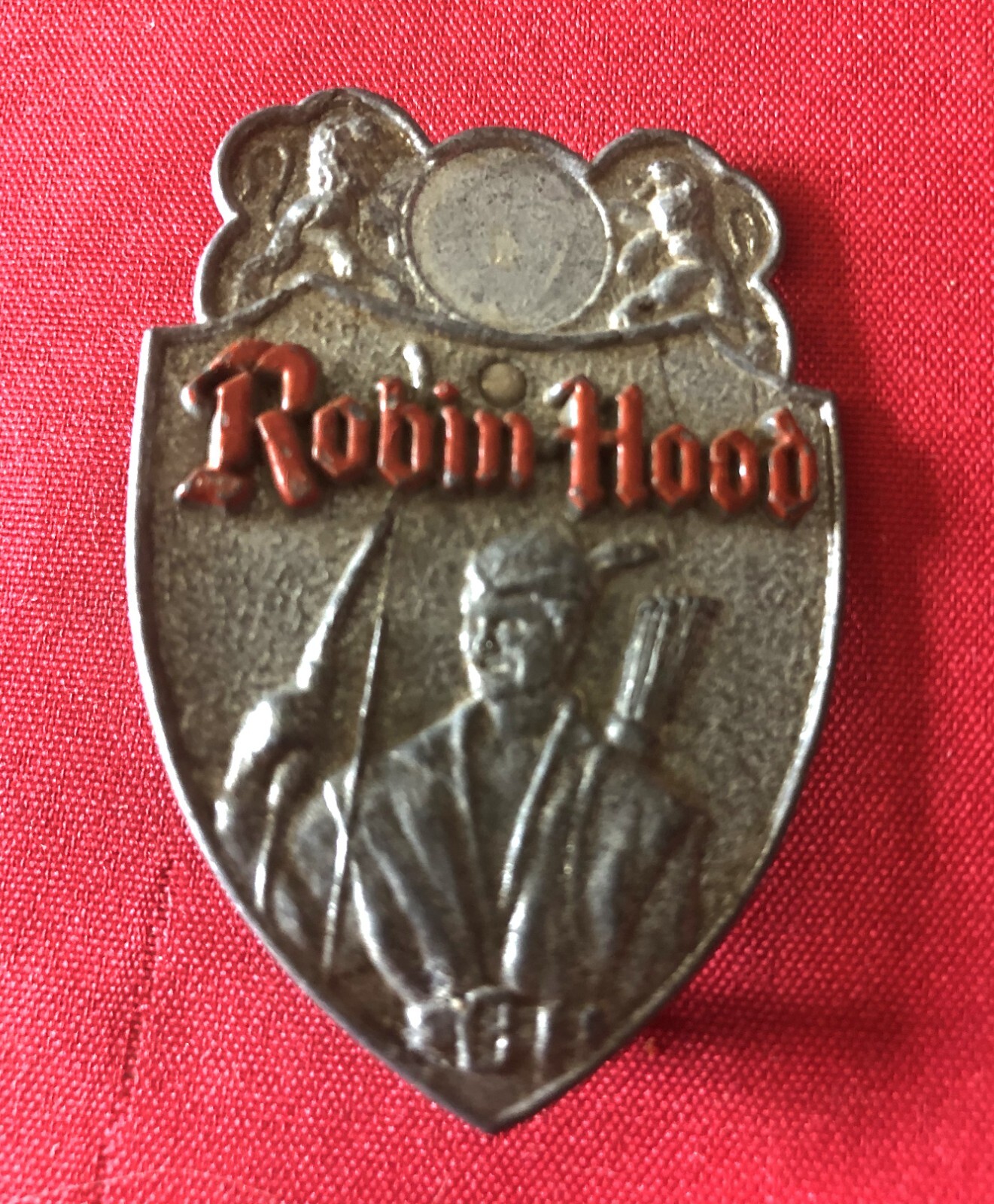 1950s Vintage Robin Hood Pin Badge Shield Pinback Premium TV Show Richard Greene 1950s Vintage Robin Hood Pin Badge Shield Pinback Premium TV Show Richard Greene